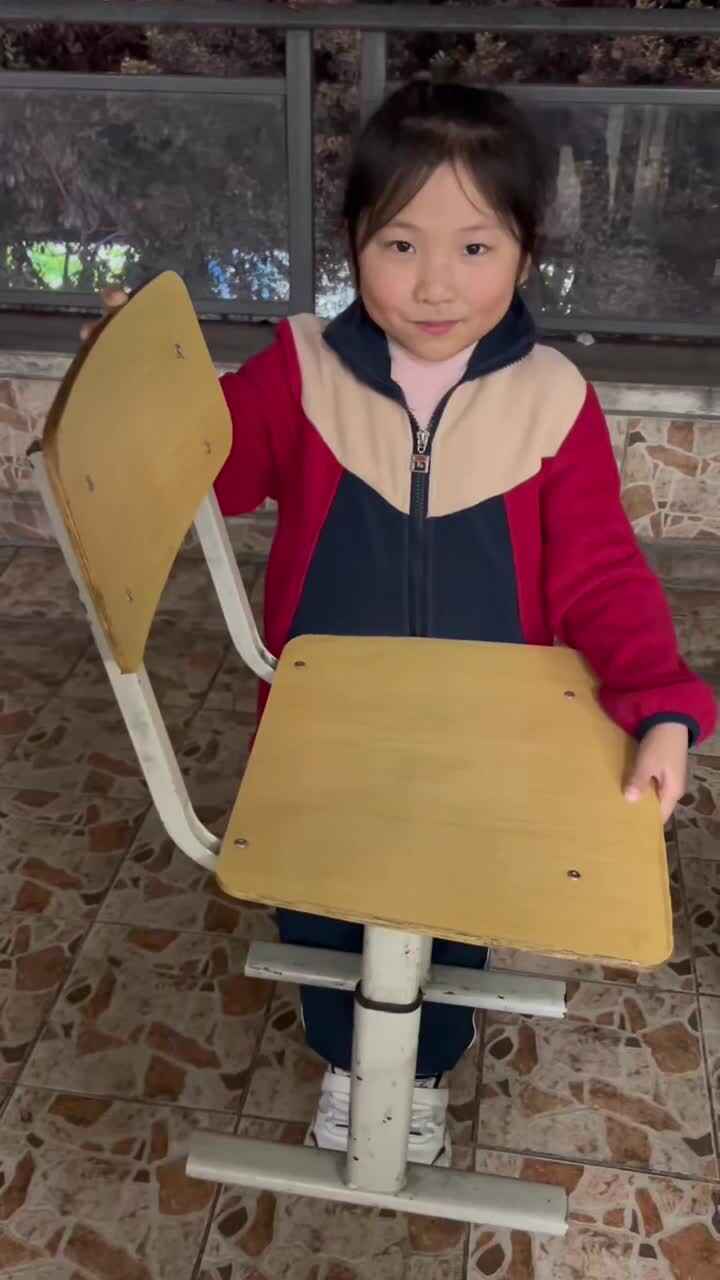 3.6日学B班李瑞溪端凳子练习.MOV