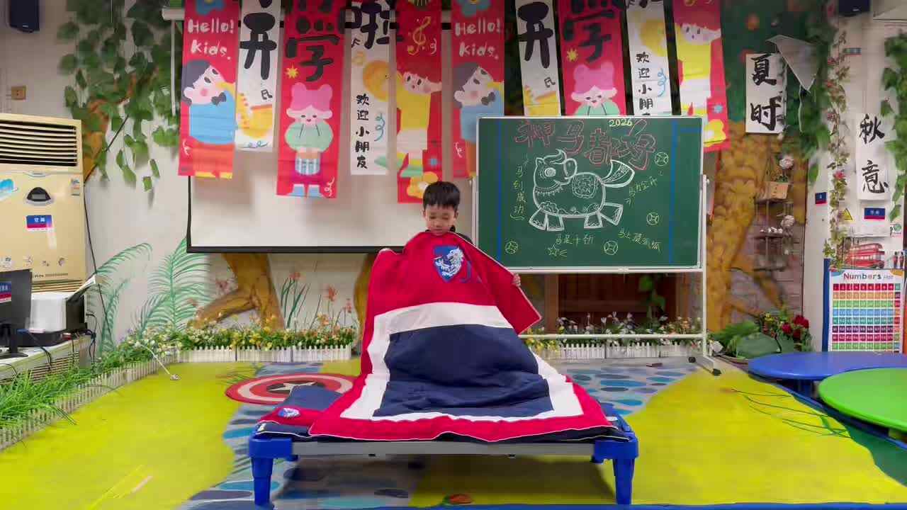 实验1班13号蒋开心整理床铺.mp4