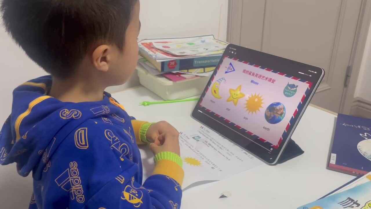 观看并跟读《Moon朗读示范1》