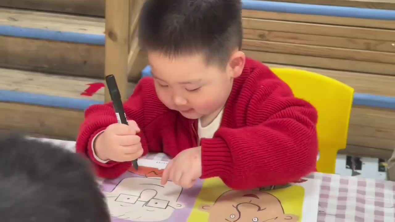 2026.3.10实验小班8号杨卓浩—绘画《爷爷和爸爸》