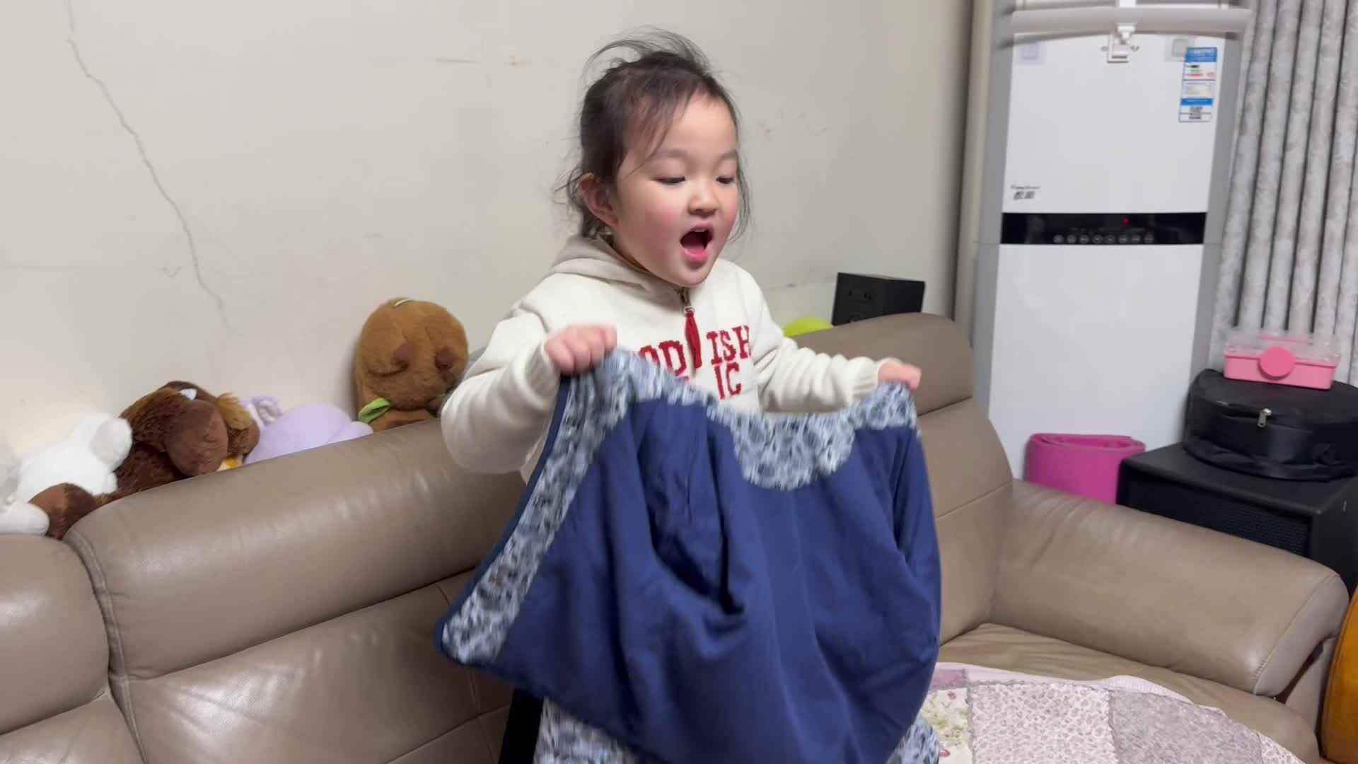 3月23日中A班陈品漪学穿衣服