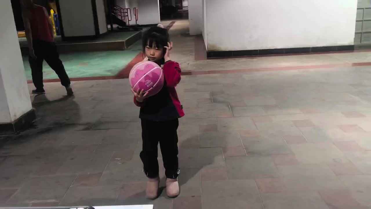 3.30学前B班 徐子伊  拍球练习