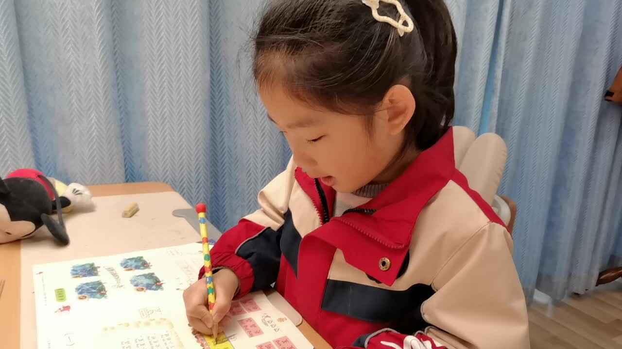 VID_20260324_185133.mp4学前B班宁汐言指读阅读识字第21页的内容。