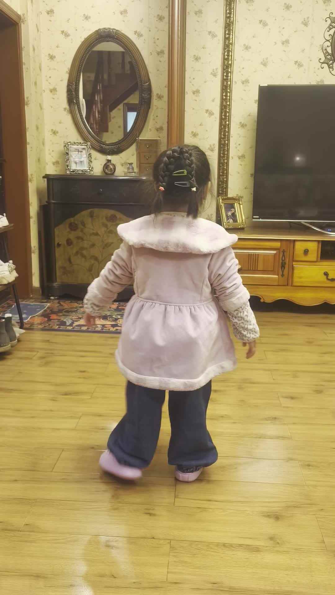 实验中班伊伊3.24作业.mp4