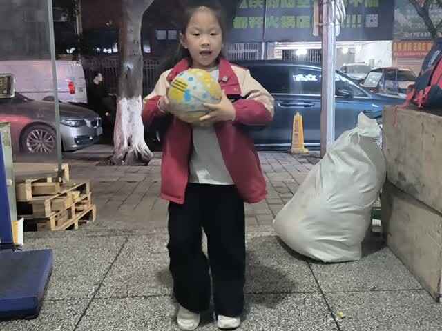 2026.3.30学前a班唐依依拍球练习