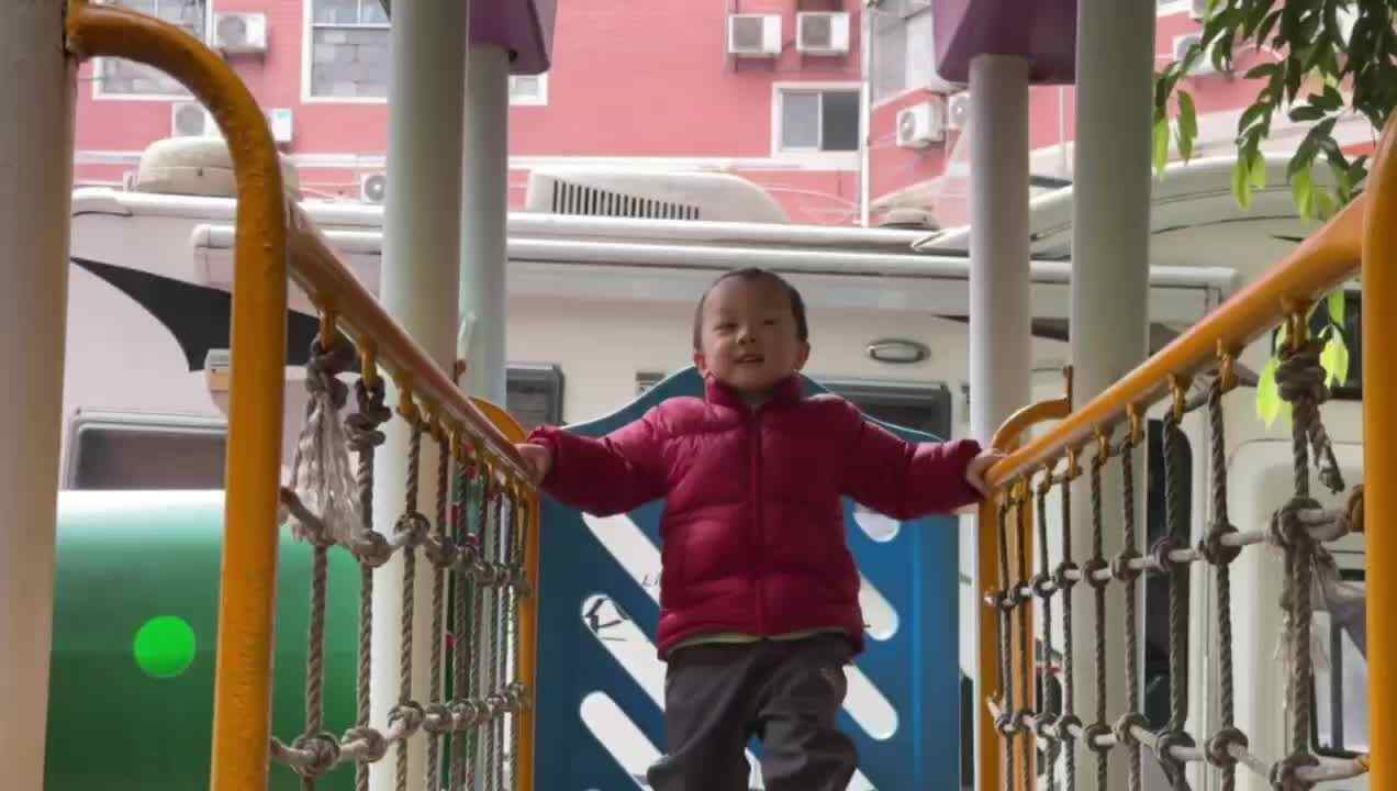 2026.3.20实验小班1号蔡瑞桐—欢乐滑滑梯