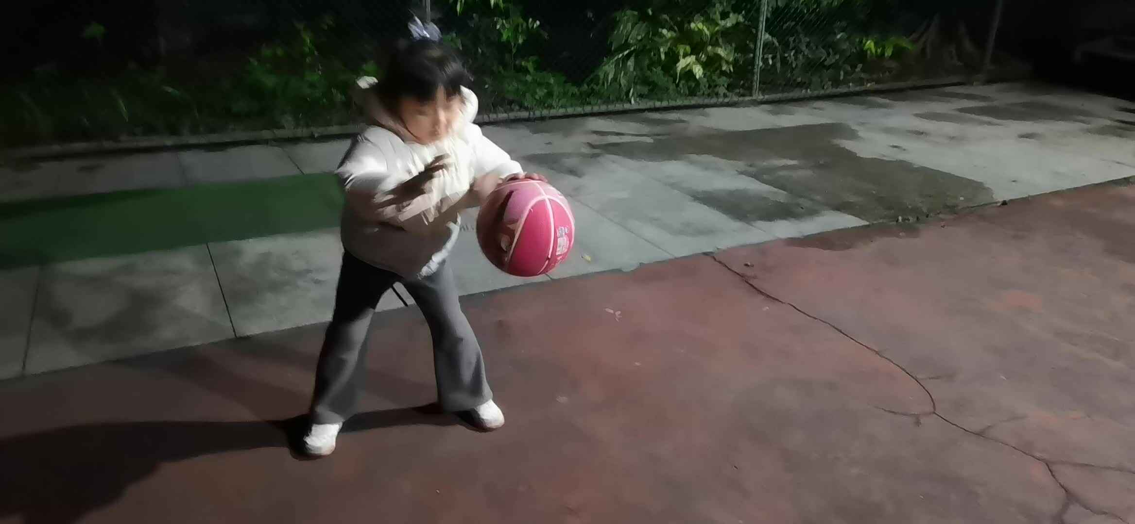 实验大班马司雨练习双手拍球