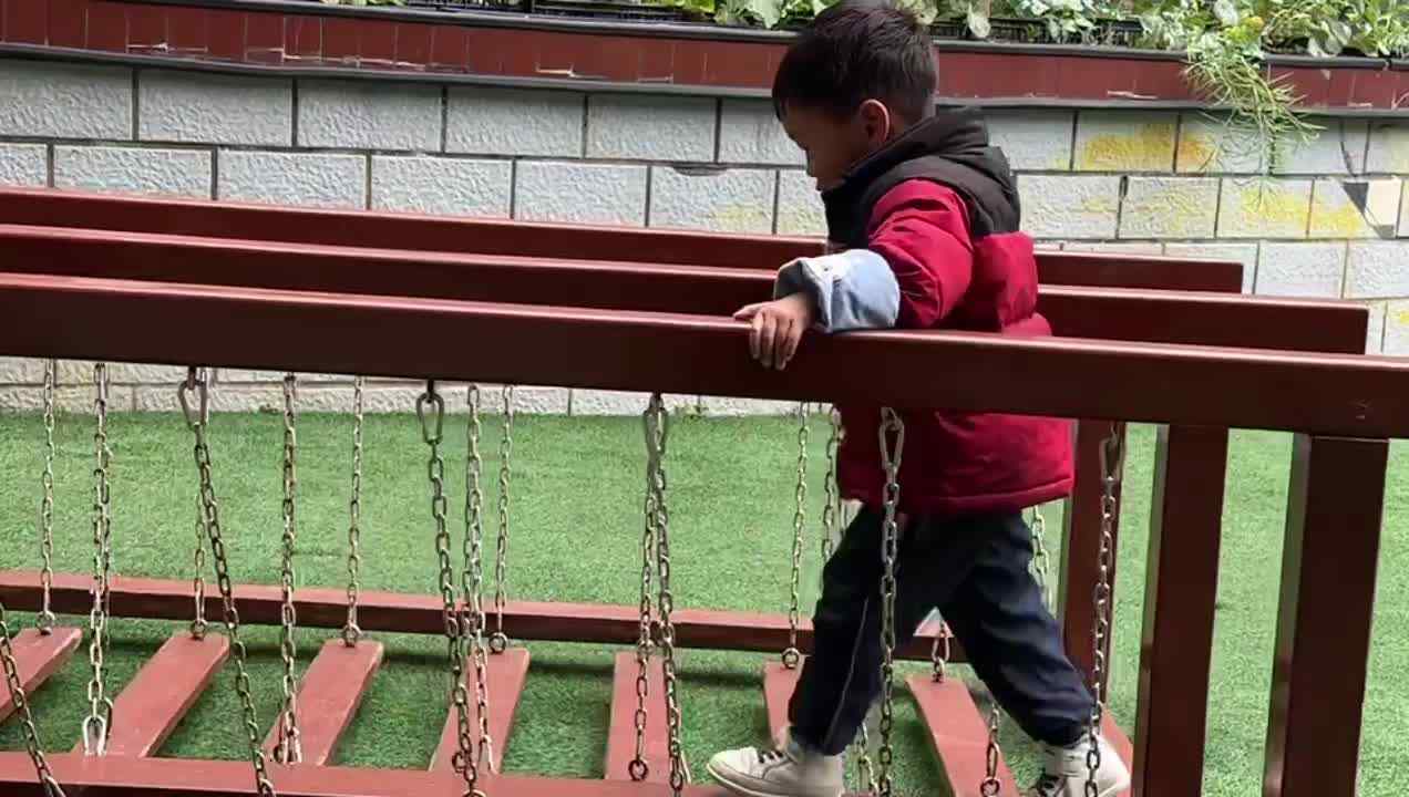 2026.3.19实验小班7号程翊童—玩荡桥