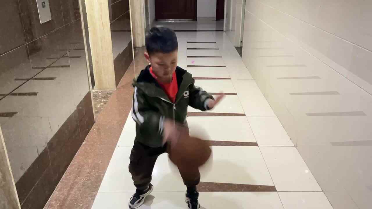 3.23学b 田熙辰（拍篮球练习） trim.3B2C1FFB-A155-41D8-AD93-8C9677F59F15.MOV