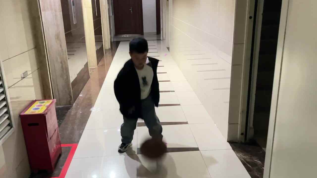 3.4 学b 田熙辰（单手拍篮球练习） trim.C75116D5-39C1-49C5-94AD-326FDDC131A6.MOV