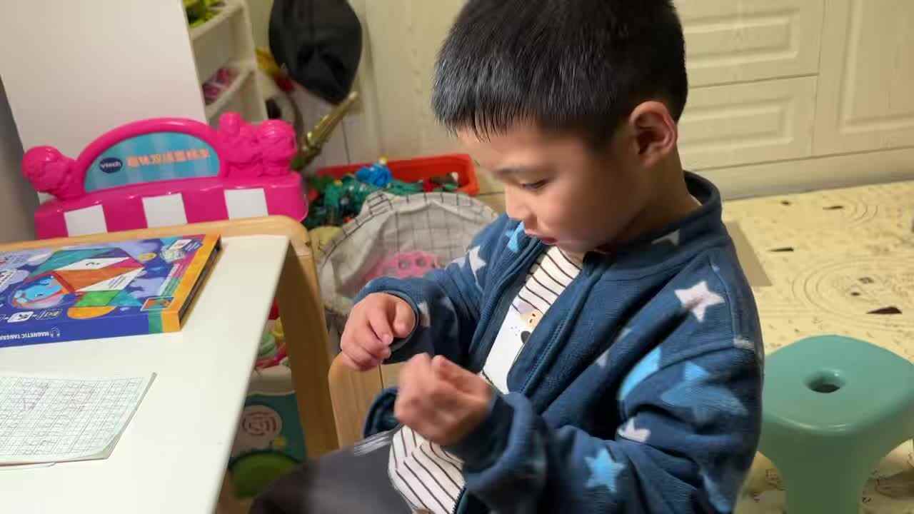 2026.3.25大A班刘奕宸生活练习挽袖子.mp4