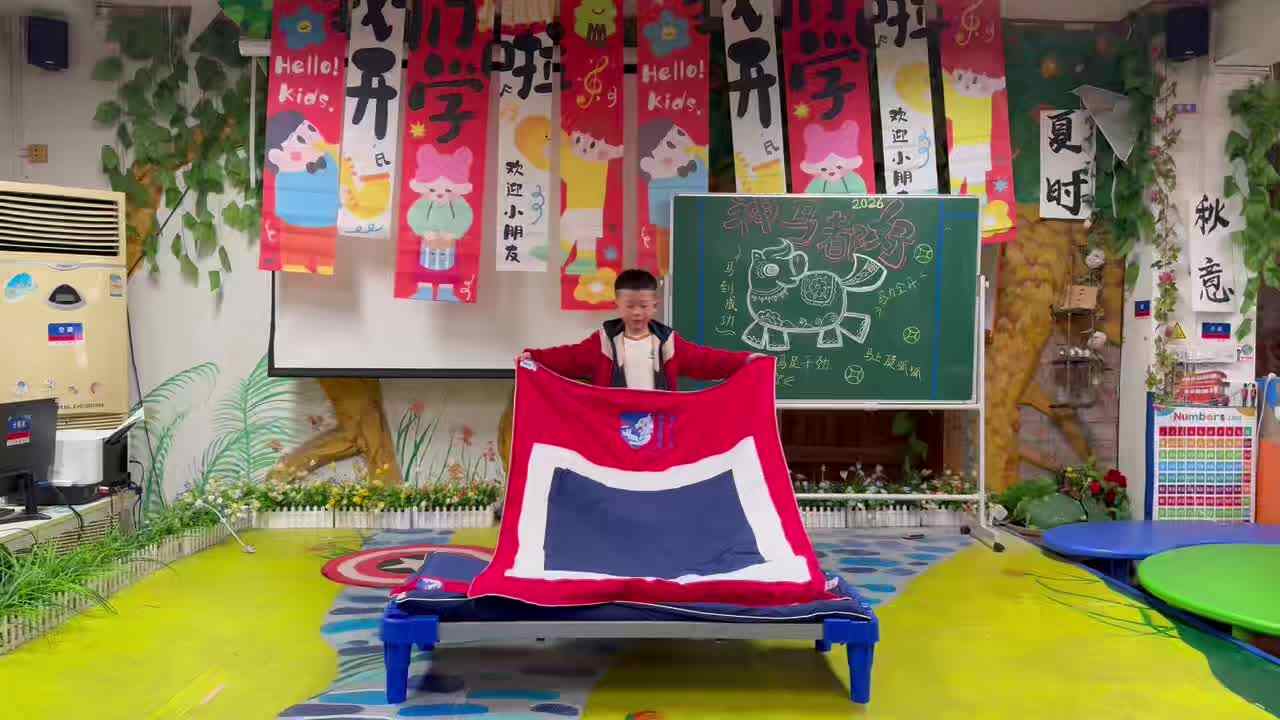 实验1班15号胡宸瑞整理床铺.mp4