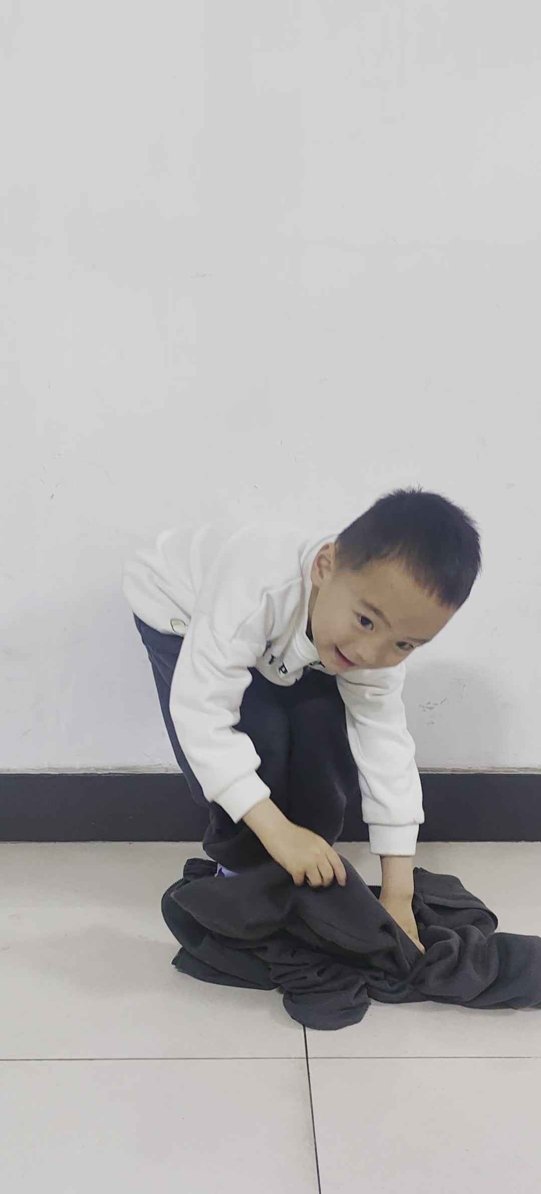 2026.3.23 中A班 刘逸一《穿衣服》.mp4