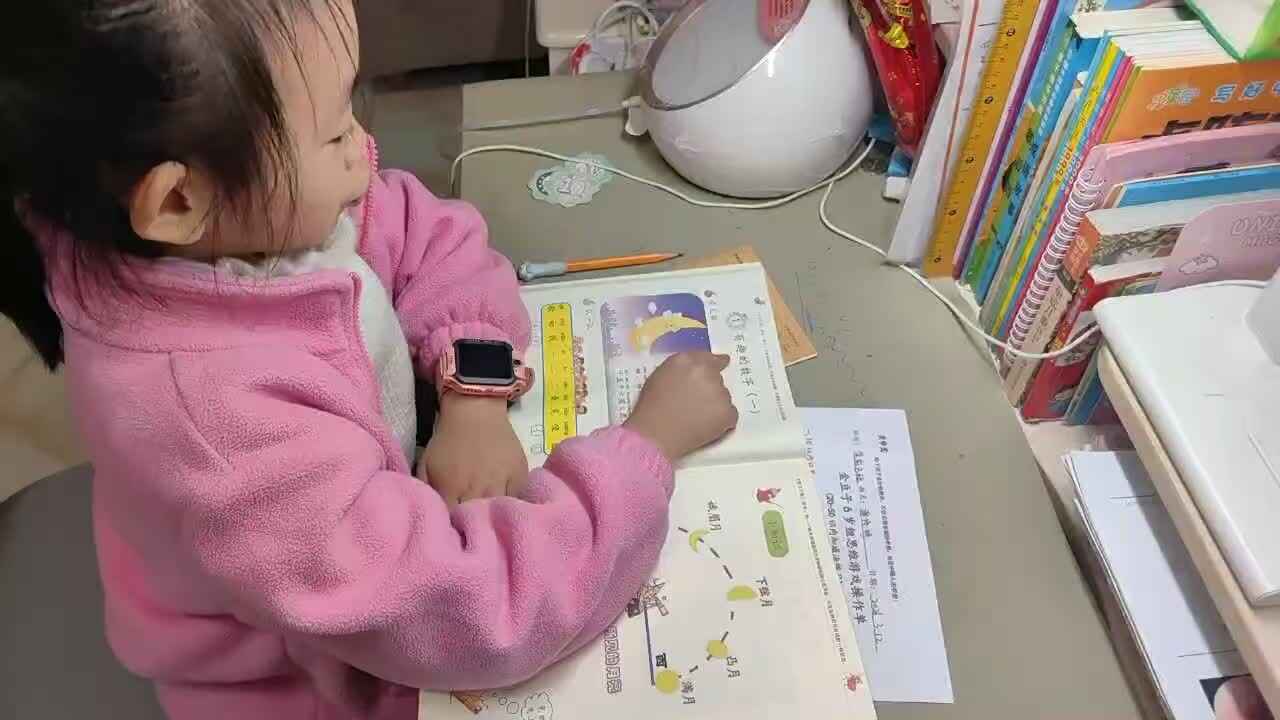 ⁣2026年3月12日学前B班谭诗锜指读阅读识字第15页的内容