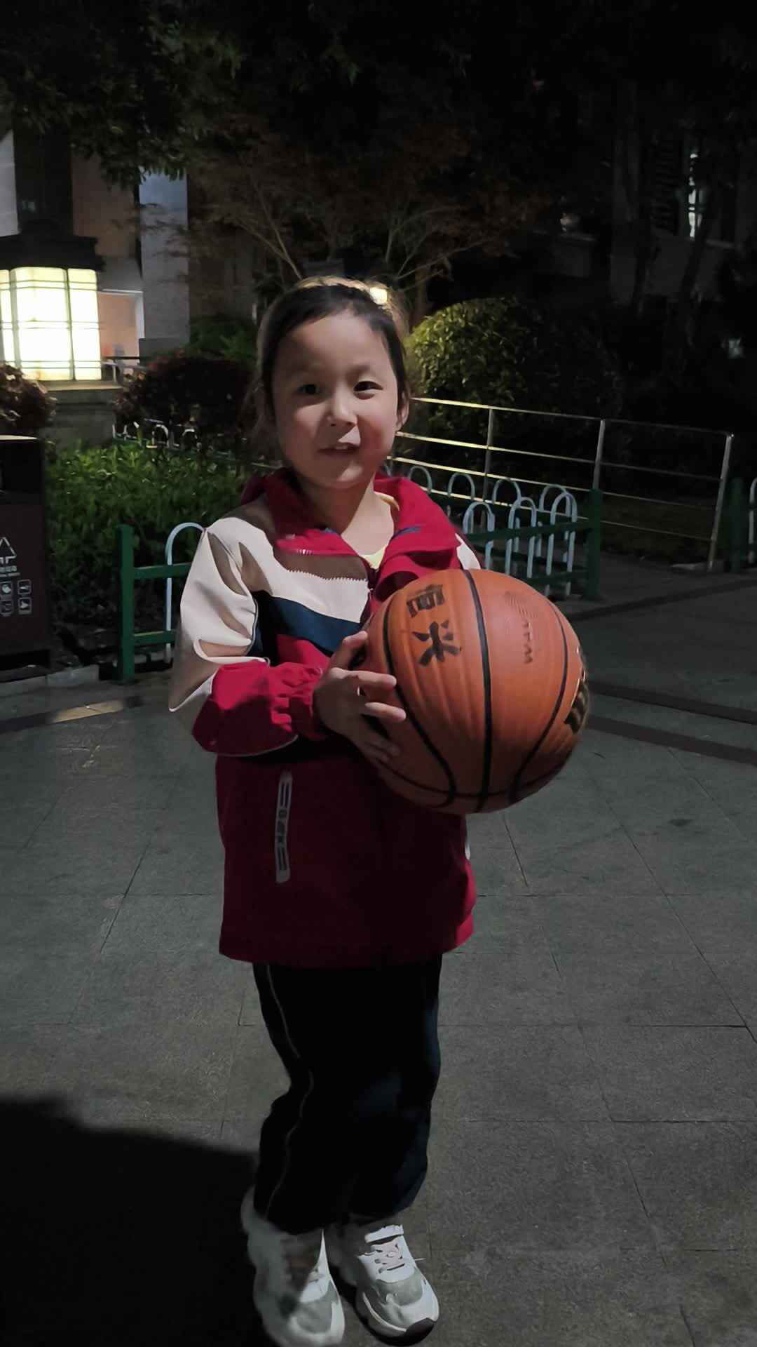 学前A班 廖洪娇拍篮球视频