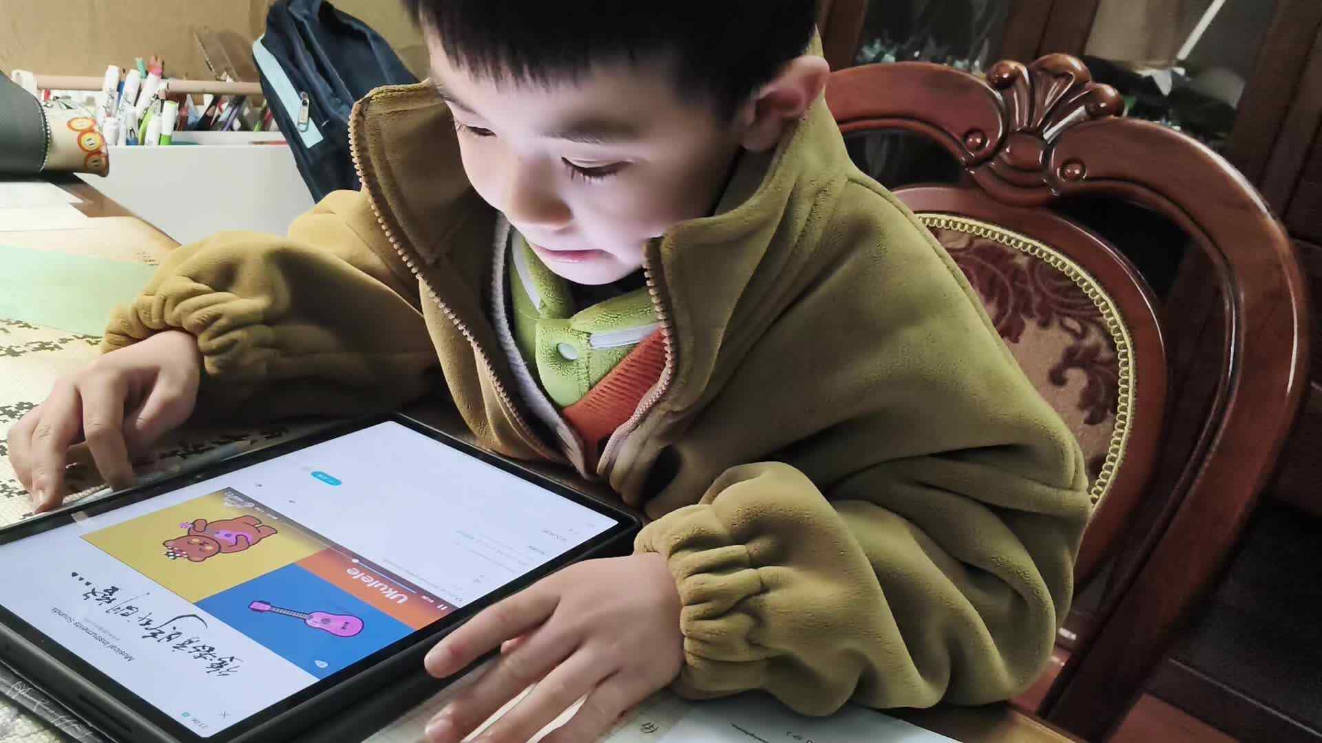 学b刘倬宇看英语视频20260318.mp4