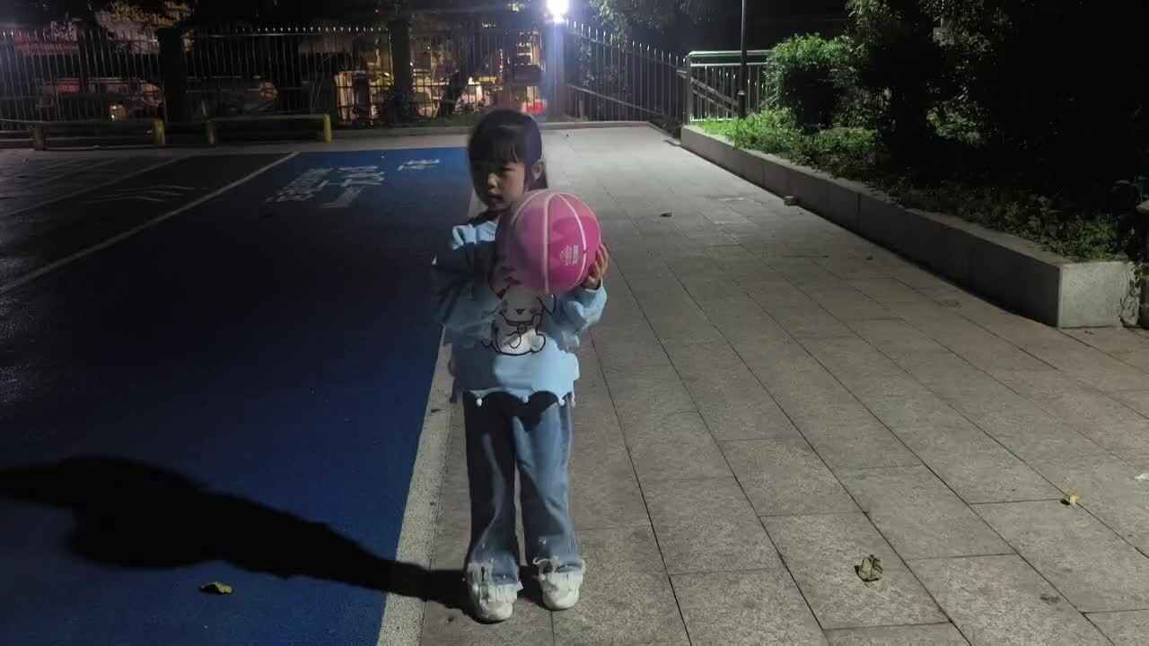 学前B班  徐子伊 拍球练习