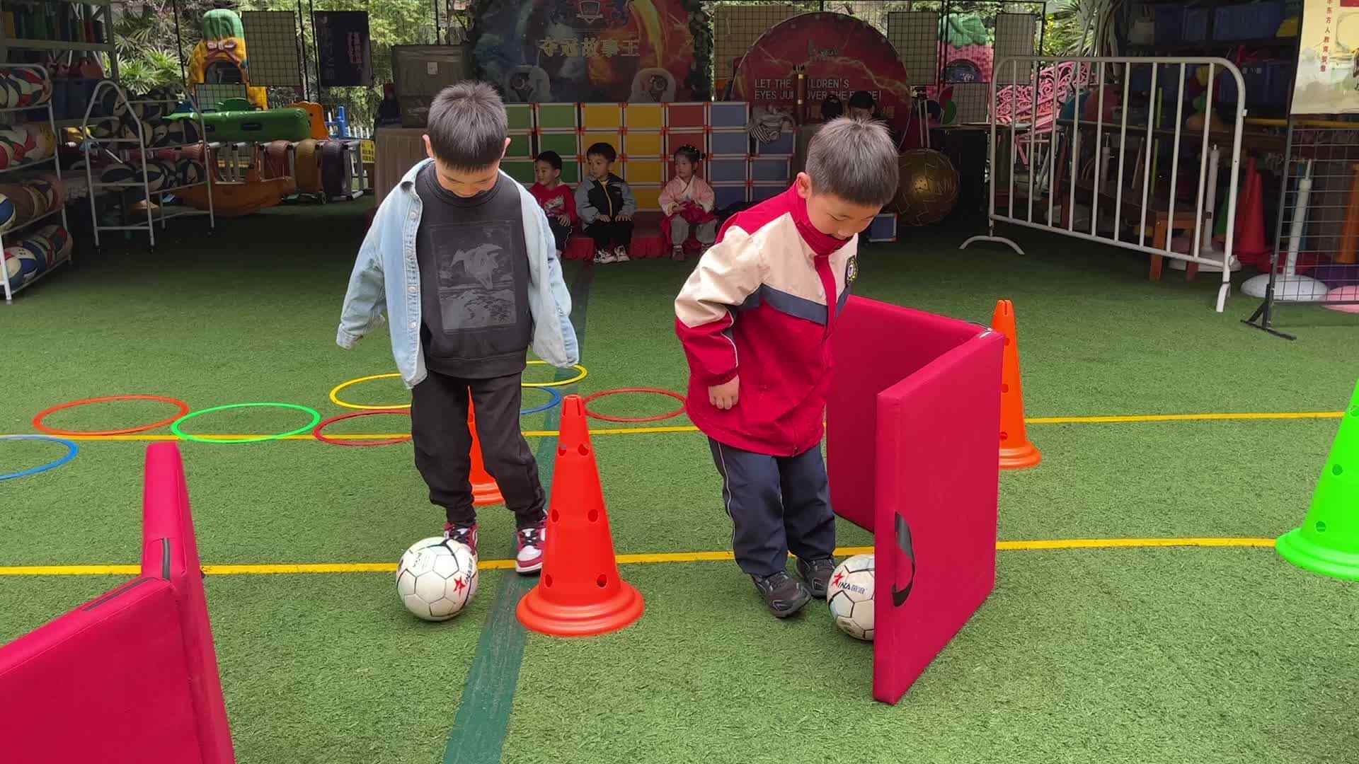 ⁣⁣⁣⁣⁣⁣2026.3.30实验1班足球课（张智林、黄初然）