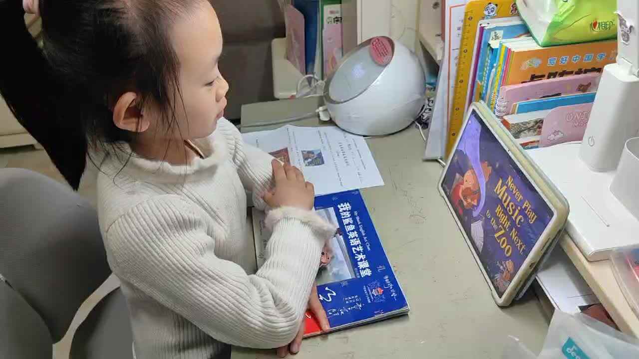 2026年3月11日学前B班谭诗锜观看鲨鱼英语44页视频《Never play music right next to the zoo》