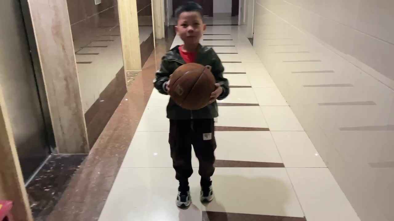 ⁣⁣⁣3.24 学b 田熙辰（拍篮球练习） trim.1C211D2D-91D7-4A1B-B80C-0BE6B9F6CB9F.MOV