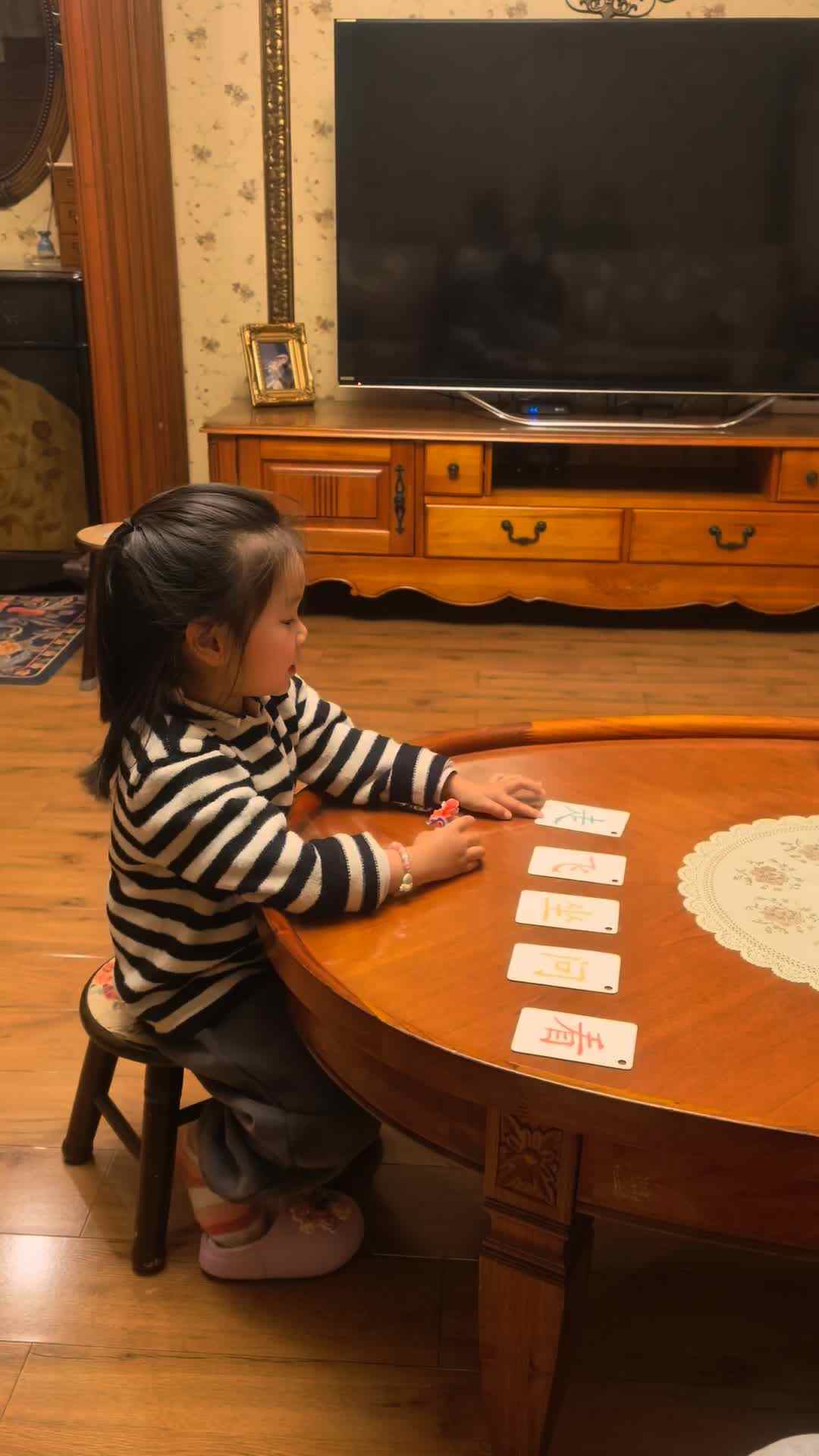 实验中班伊伊3.10作业.mp4