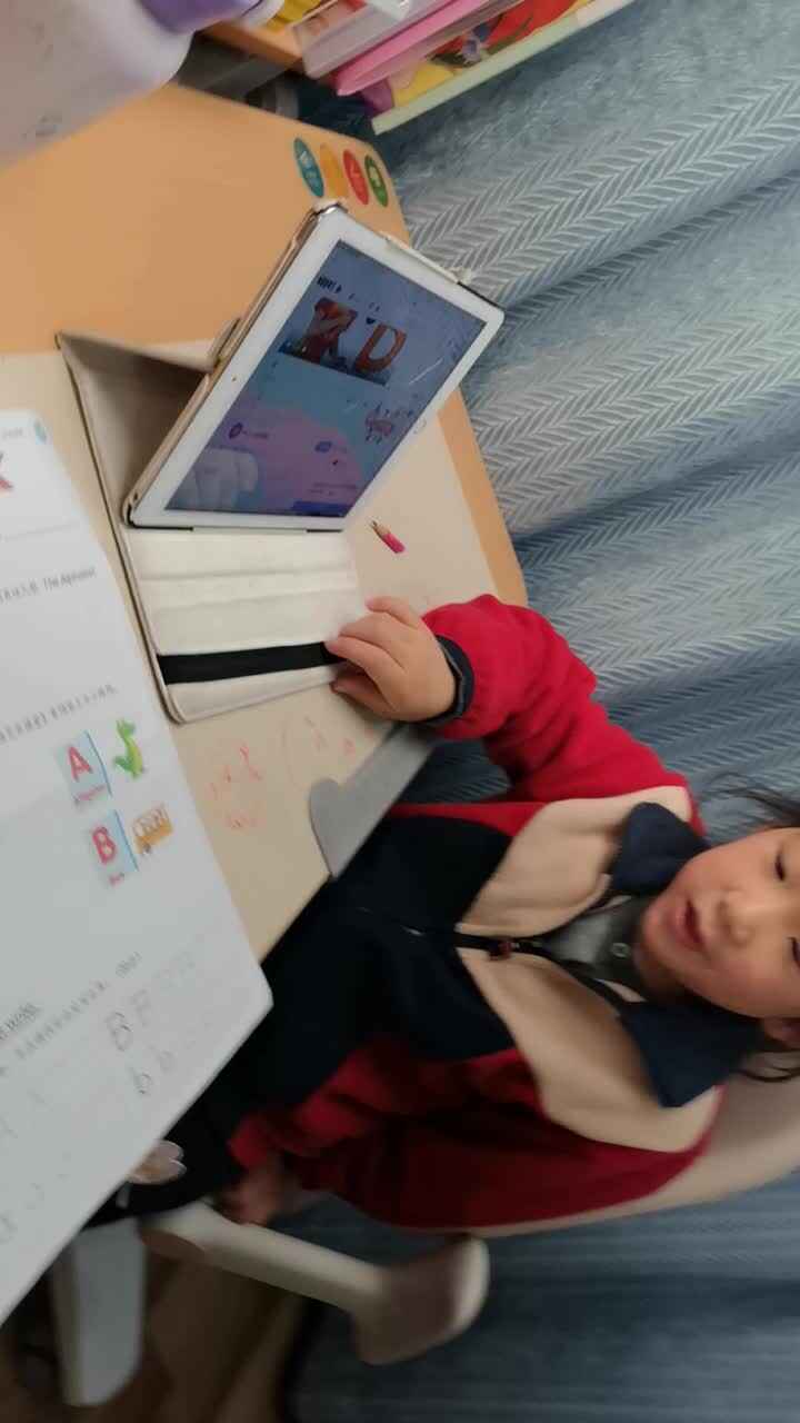 VID_20260320_202939.mp4学前B班宁汐言朗读下列字母和单词，观看视频B