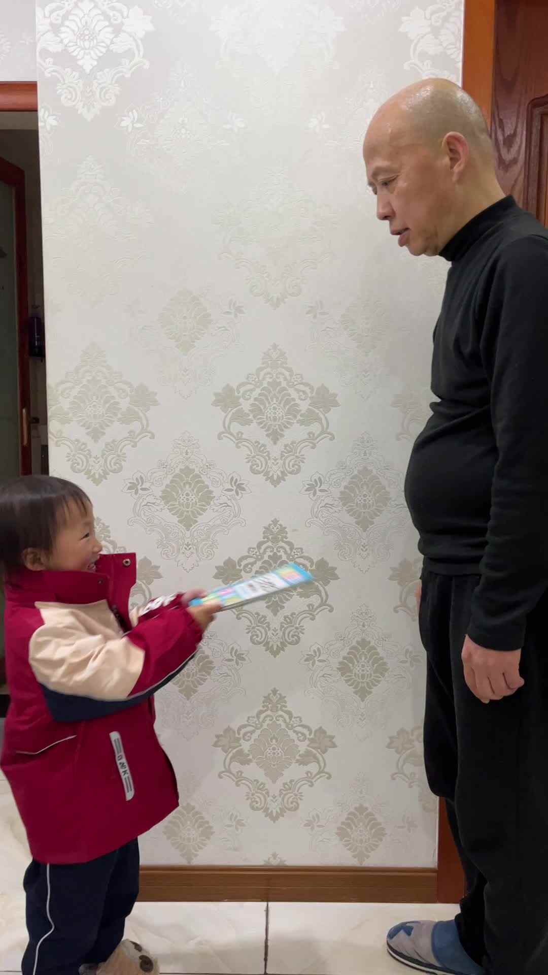 ⁣实验小班11号陈舒梦交接物品练习