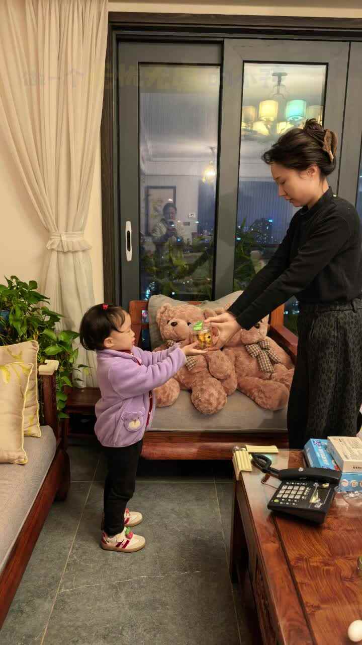 实验小班4号王艺霖交接东西视频.mp4