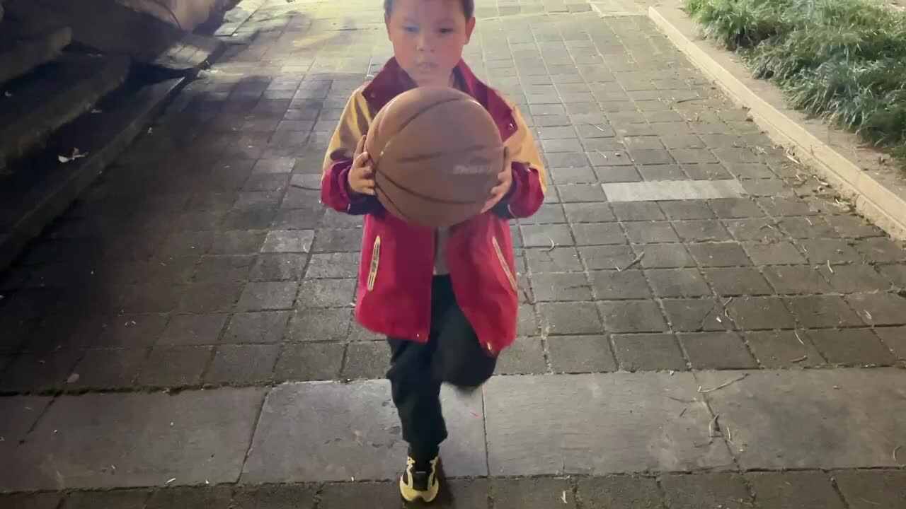 ⁣3.10 学b 田熙辰（拍篮球练习） trim.5B3F3298-7E3B-457A-8719-1D77C13F5FCD.MOV