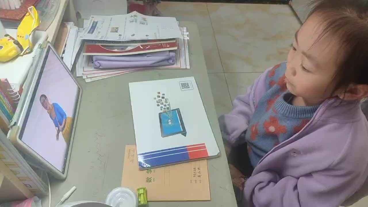 ⁣2026年3月20日学前B班谭诗锜观看鲨鱼英语75页视频《A》