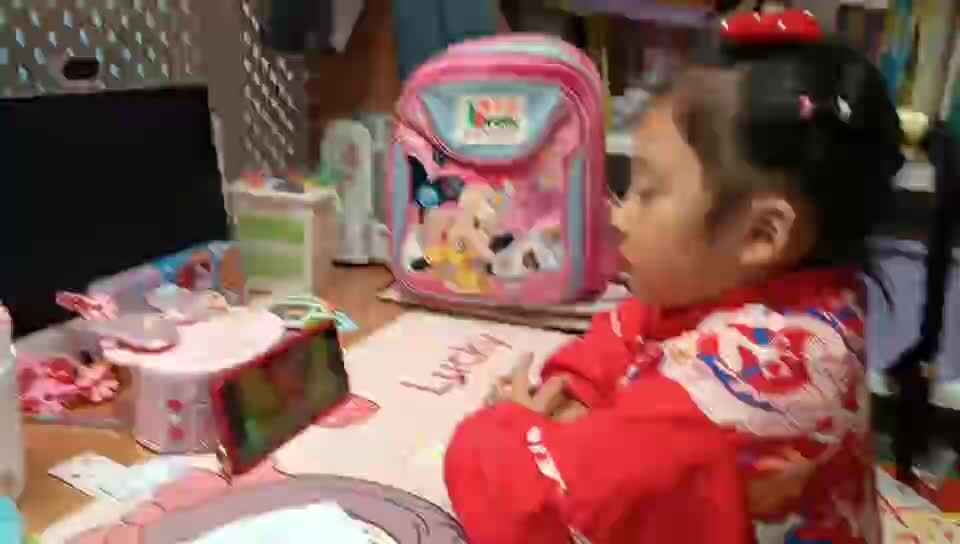 20260314大A班陈灵兮闯关练习观看英文儿歌《three little pigs》