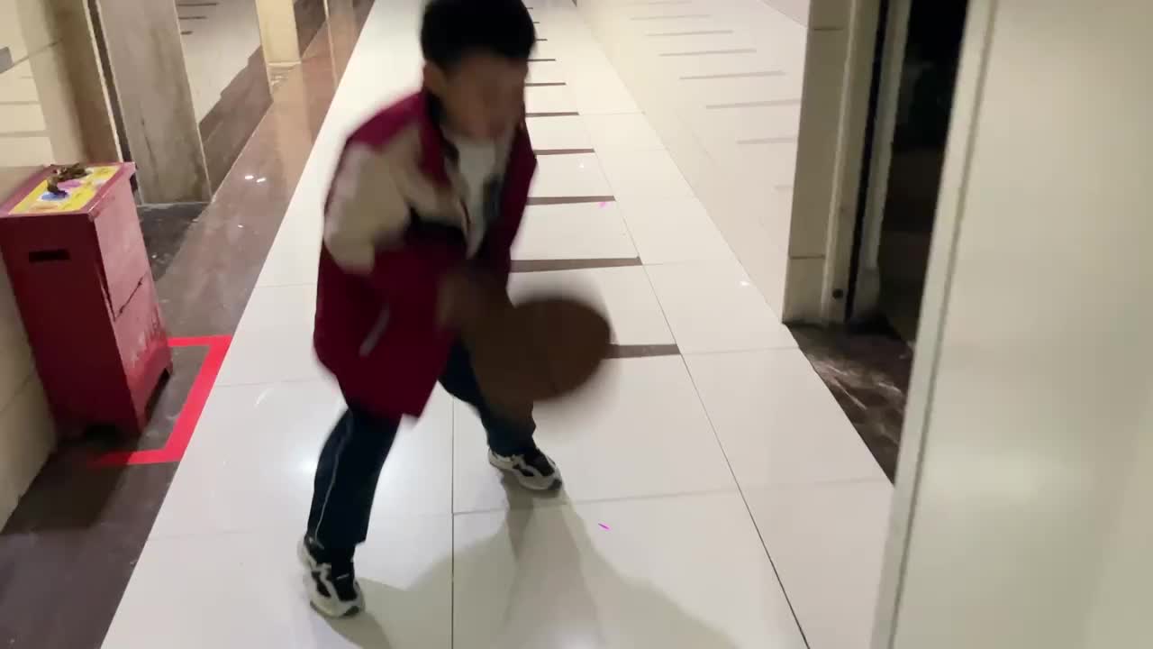 ⁣3.3 学b 田熙辰（单手拍篮球） trim.BDA2C172-5B3D-4C64-BFF6-CEC68FEDA94F.MOV