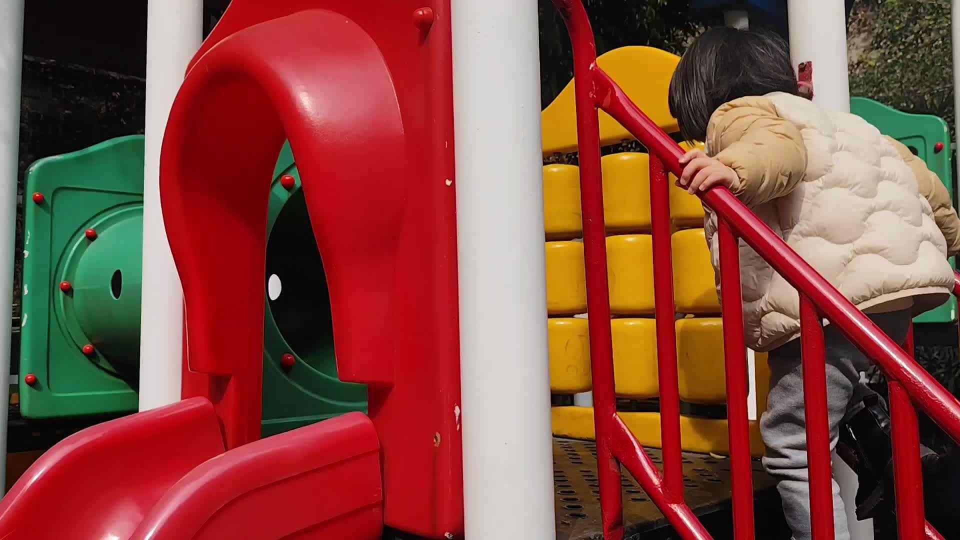 2026.3.20实验小班6号钟美岑—欢乐滑滑梯