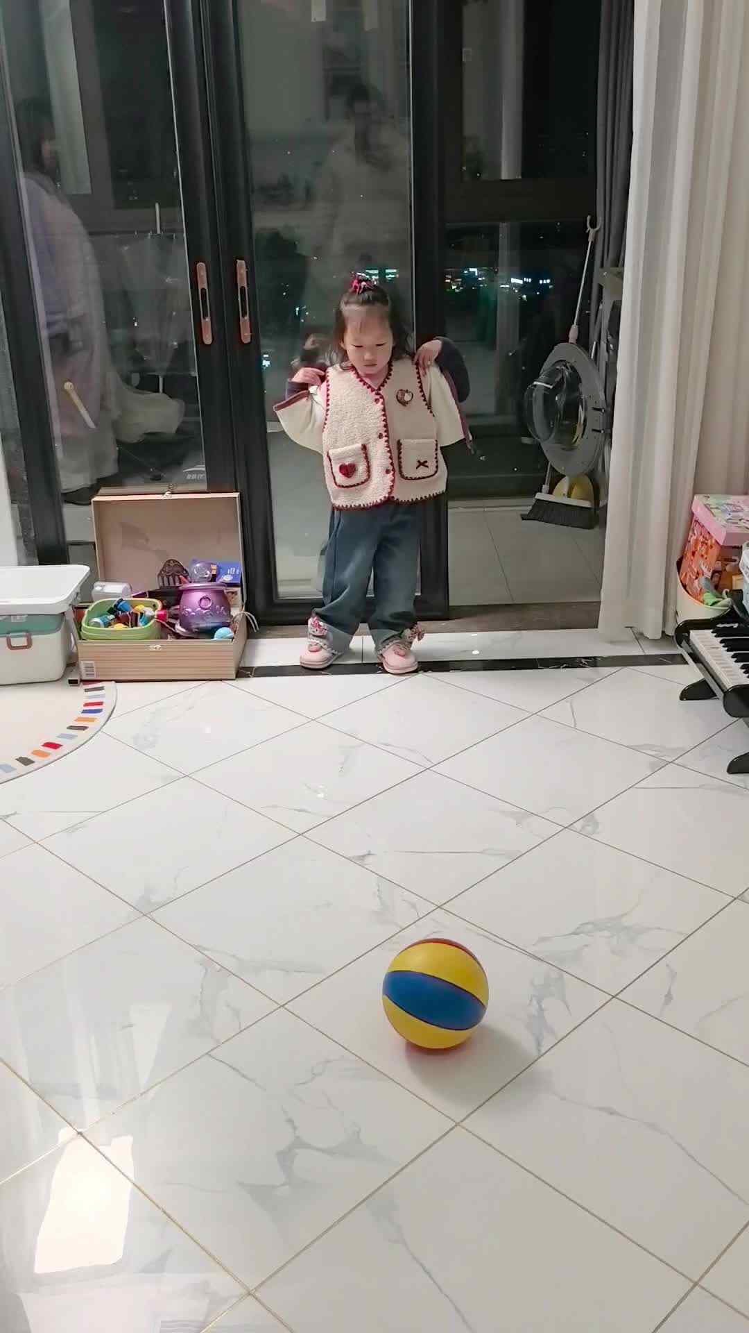 3.10实验中班周一诺助跑踢球+汉字