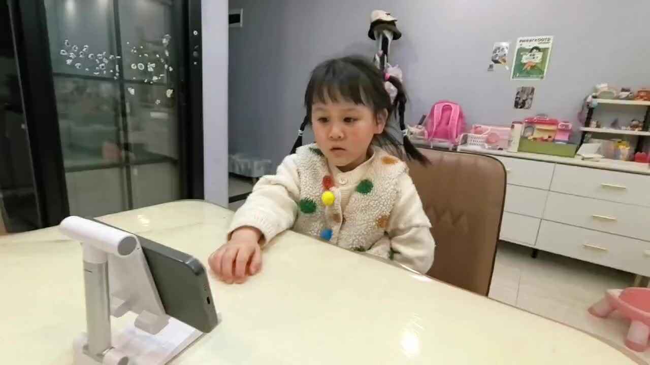 观看视频《什么弯弯在天边》88877.mov