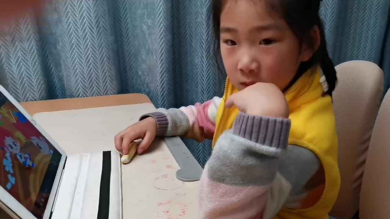 mmexport1774611895344.mp4学前B班宁汐言观看英文儿歌。