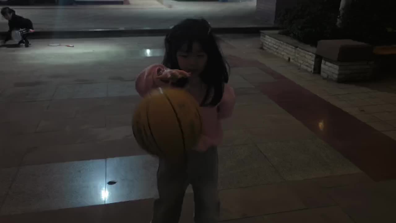 学前B班 徐子伊  单手拍球