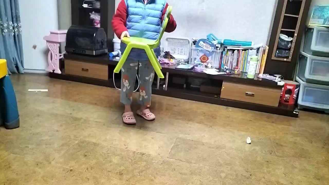 20260308学A于陈昱《端椅子》.mp4