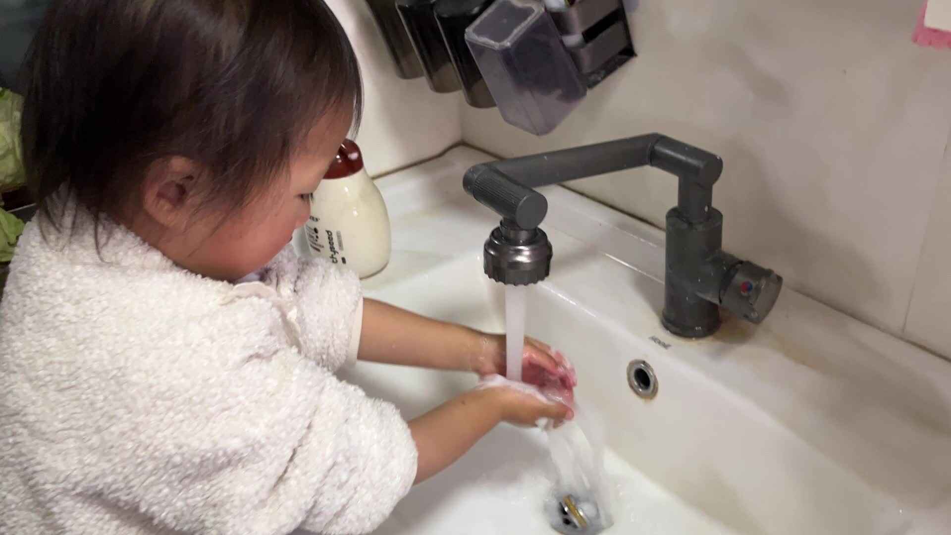 实验小班11号陈舒梦七步洗手法练习