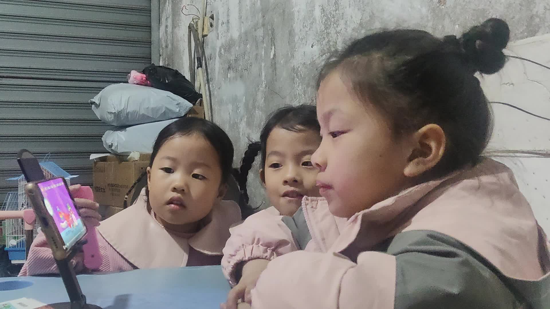 3.14学前a班唐依依观看英语视频