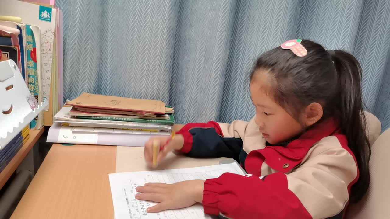 VID_20260309_200350.mp4学前B班宁汐言完成逻辑思维游戏单。