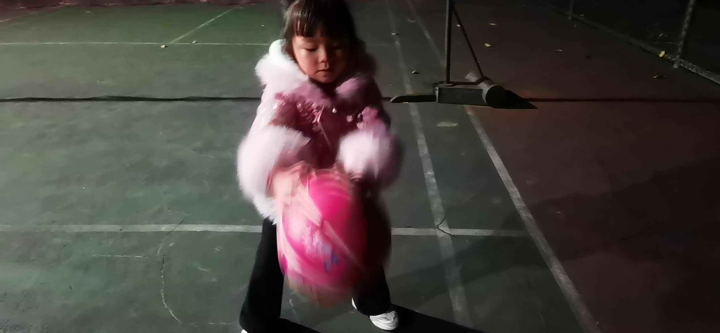 实验大班马司雨练习双手拍球