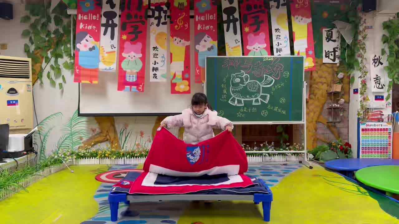 实验1班18号刘姿汐整理床铺.mp4