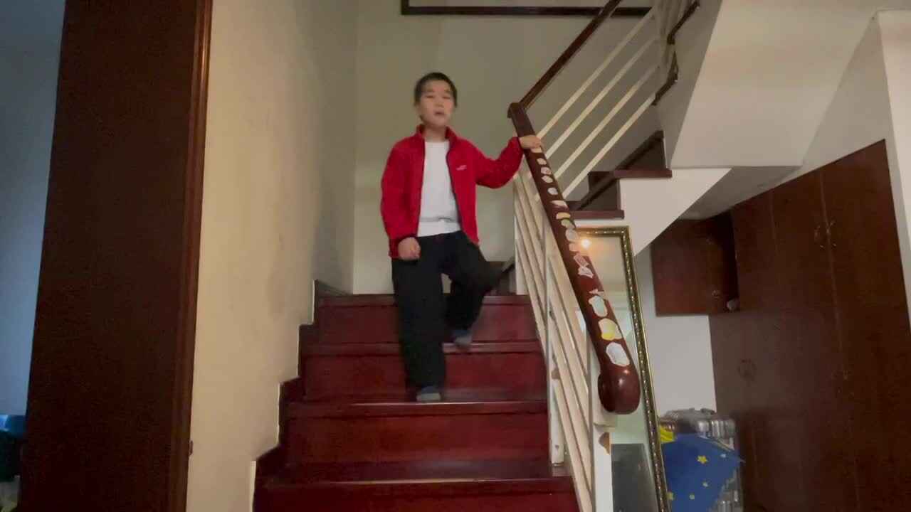 2026.3.4-学前A班胡焌一，安全上下楼梯单手拍球