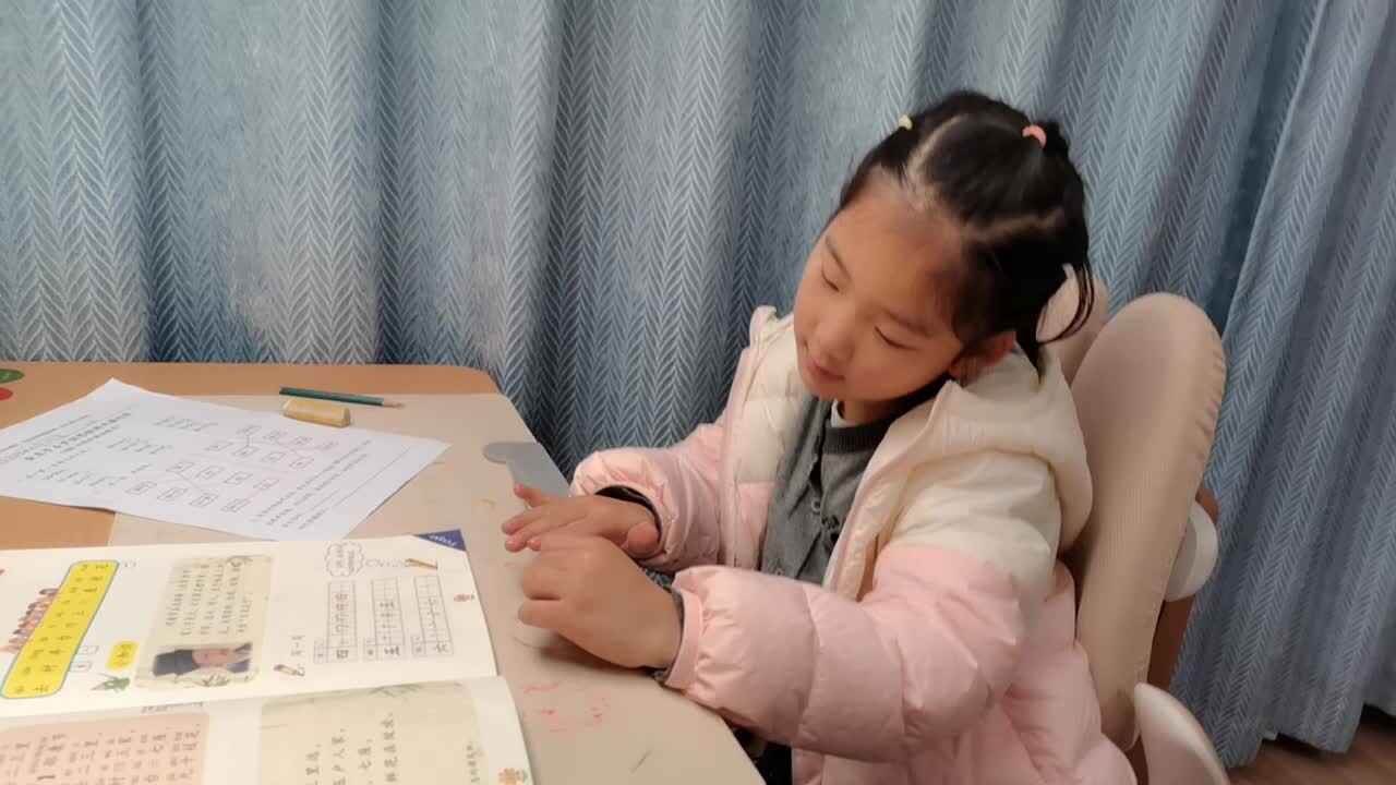 VID_20260316_195521.mp4学前B班宁汐言指读阅读识字17页的内容。