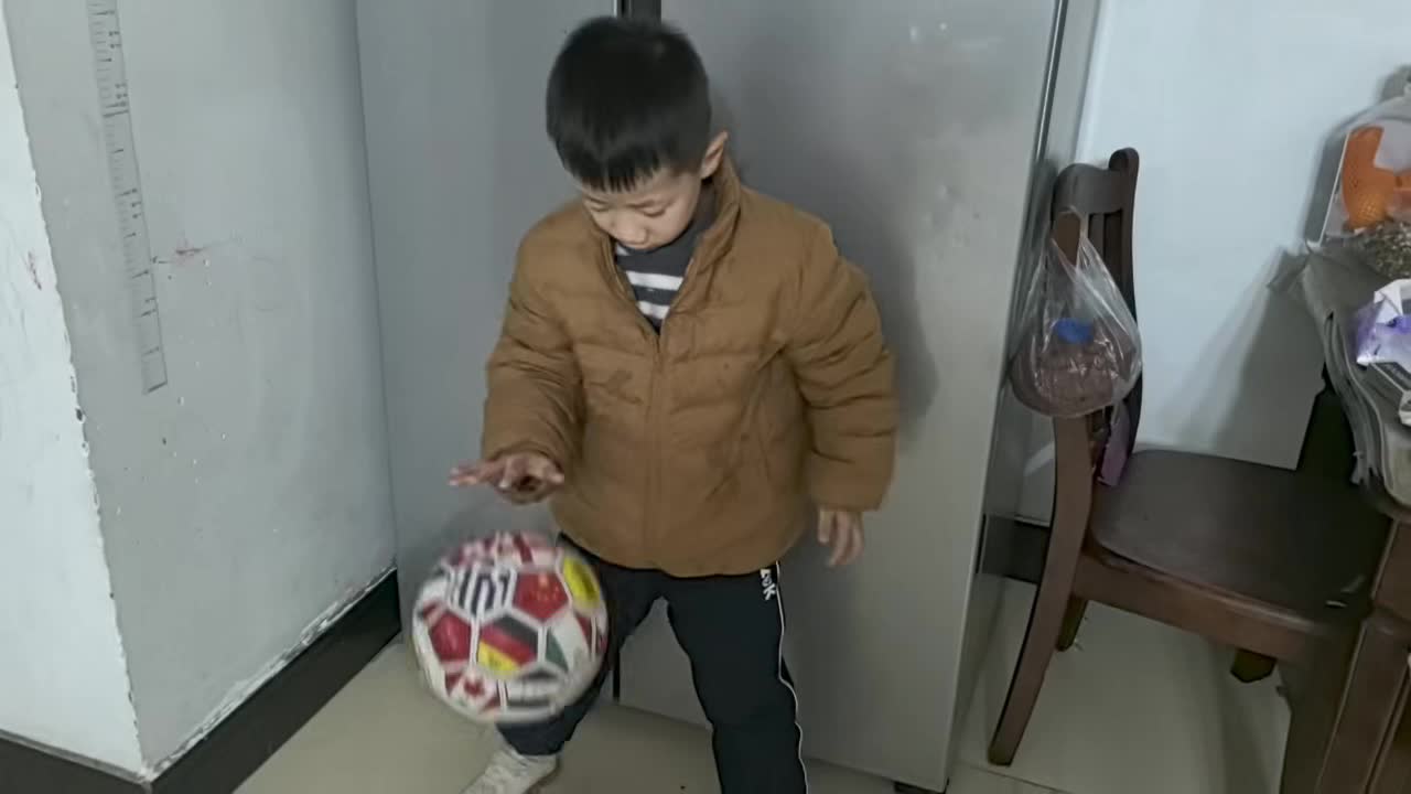 学前A班 钟昊彦《单手拍球》.mov