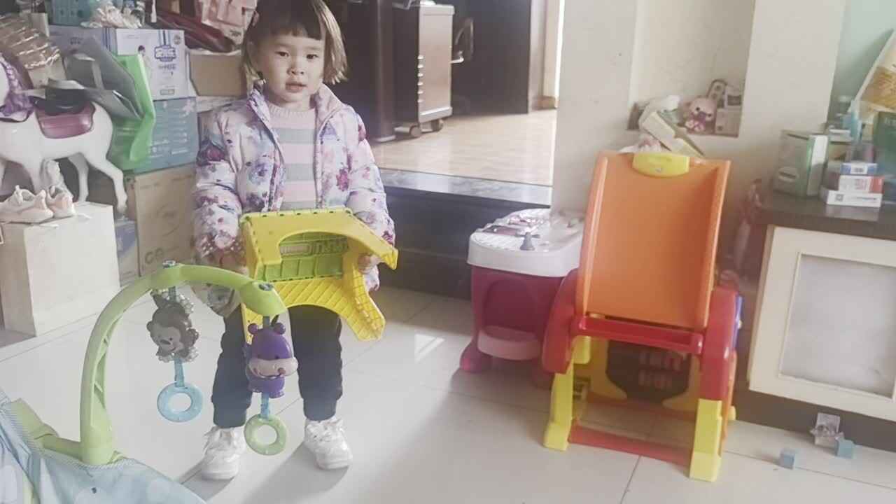 小A，搬上椅子踏步走.mp4