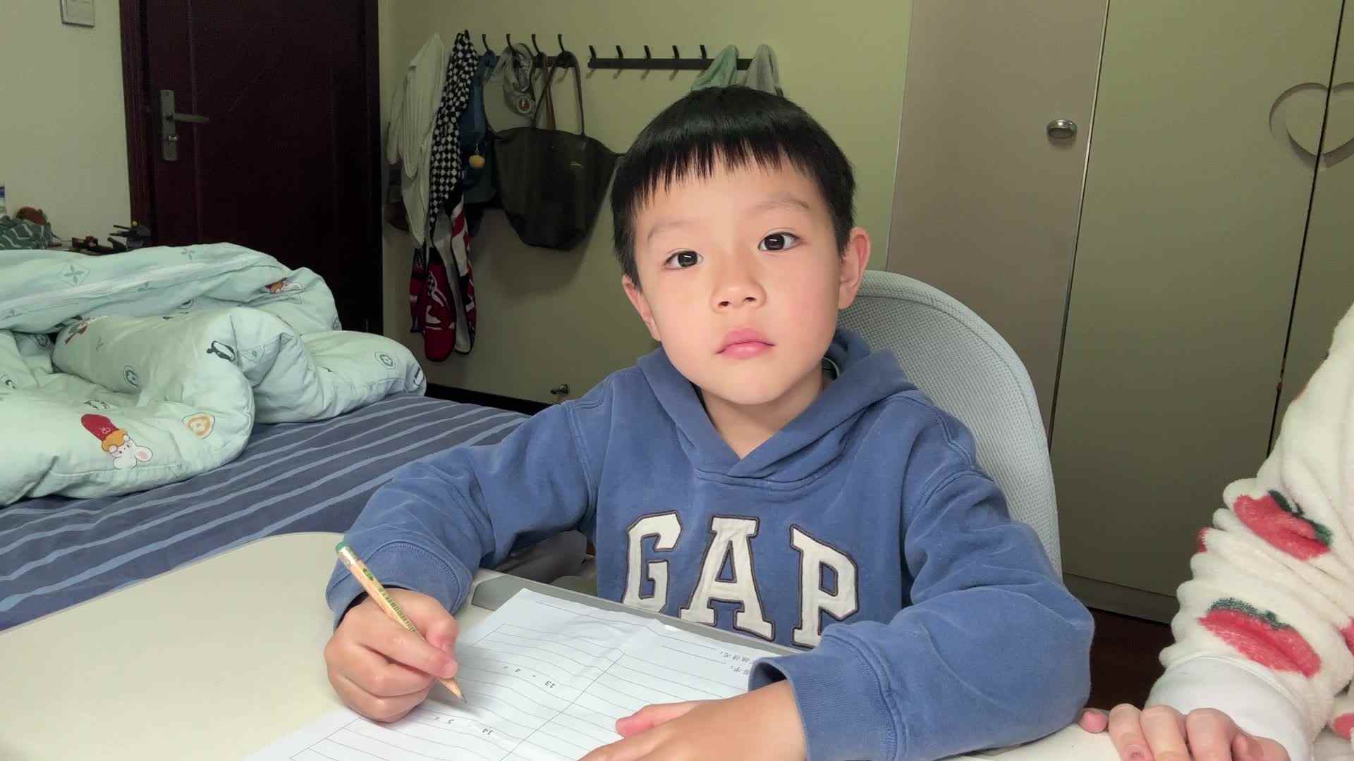 学前A班何琛熹坐姿执笔练习.mov