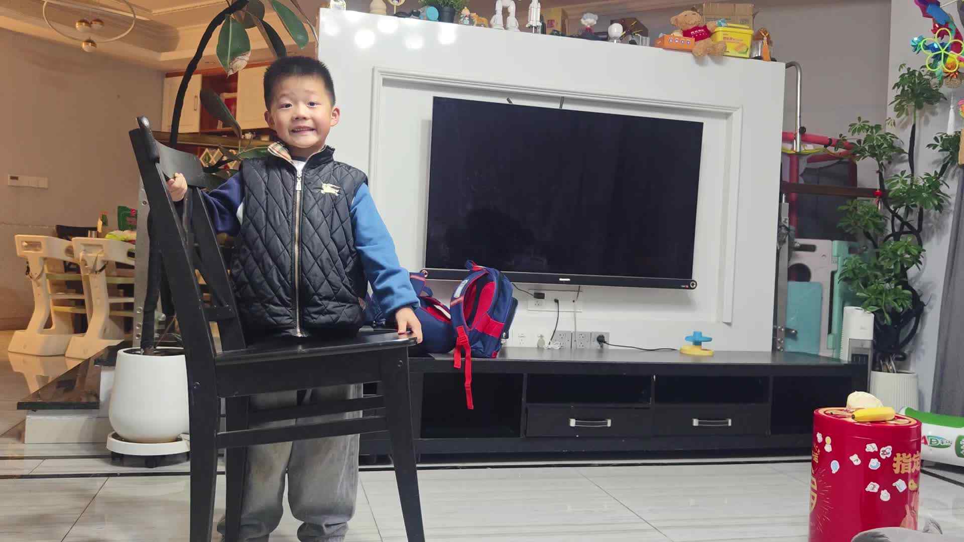 2026 3 6刘佳鸿《端凳子》