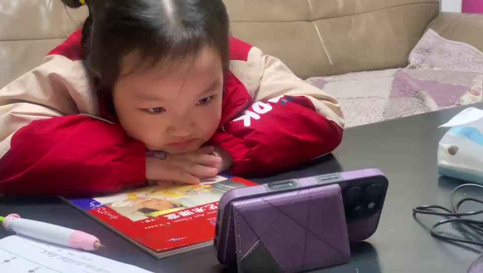 3月16日 中A班陈品漪观看叠衣服视频